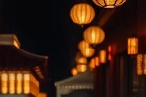 春山可望封面：雾中山脊与半山腰的旧屋